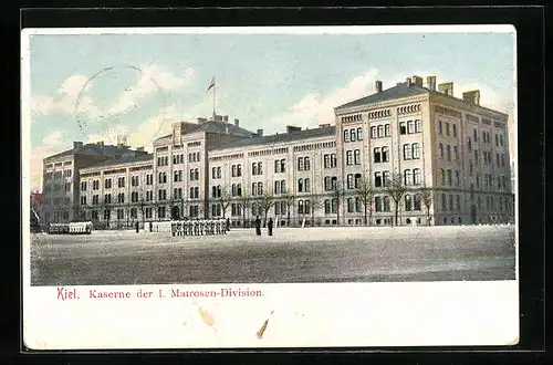 AK Kiel, Kaserne der I. Matrosen-Division mit Soldaten in Aufstellung