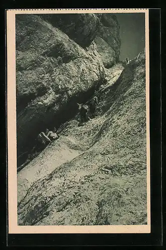 AK Bergsteiger beim Erklettern einer Felswand