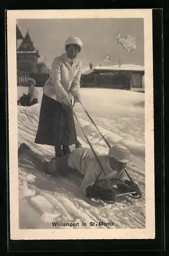AK St. Moritz, Paar auf einem Schlitten