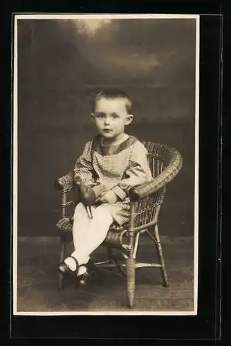 AK Junge mit Spielzeugpferd