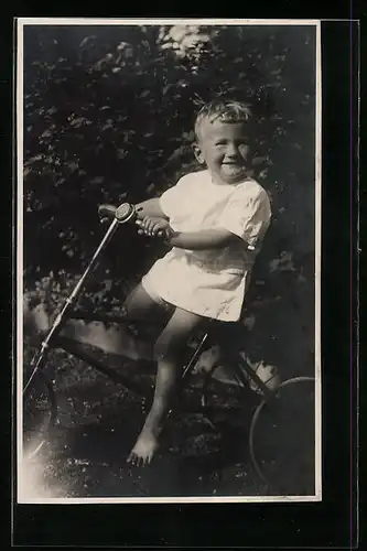 AK Junge auf einem Dreirad