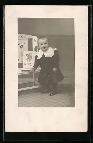 AK Kleinkind mit Bilderbüchern