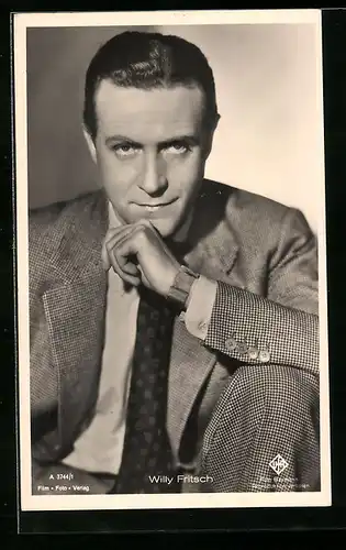 AK Schauspieler Willy Fritsch in Denkerpose