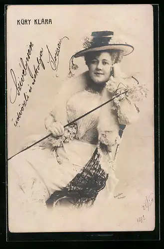 AK Schauspielerin Küry Klára mit Stock und Hut