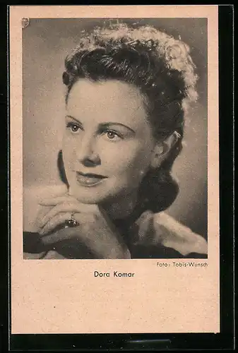 AK Schauspielerin Dora Komar zur Seite blickend