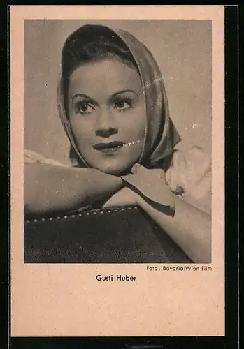 AK Schauspielerin Gusti Huber mit Kopftuch