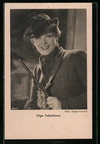 AK Schauspielerin Olga Tschechowa mit Stab und Hut