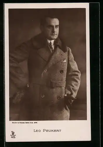 AK Schauspieler Leo Peukert im Mantel