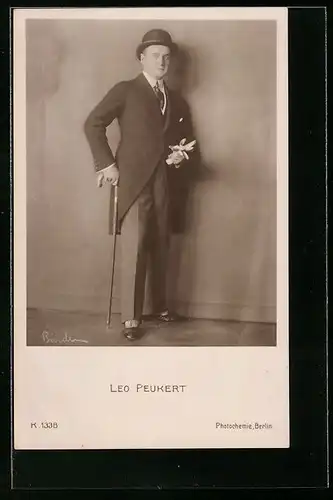 AK Schauspieler Leo Peukert mit Stock und Hut
