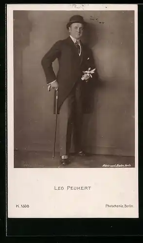 AK Schauspieler Leo Peukert mit Stock und Hut