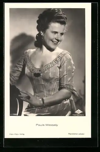 AK Schauspielerin Paula Wessely lächelnd