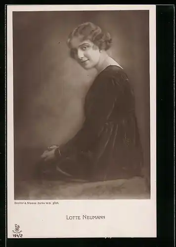 AK Schauspielerin Lotte Neumann im Kleid