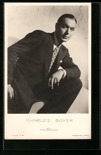 AK Schauspieler Charles Boyer im Anzug posierend