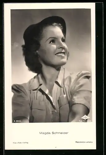 AK Schauspielerin Magda Schneider lächelnd nach oben blickend