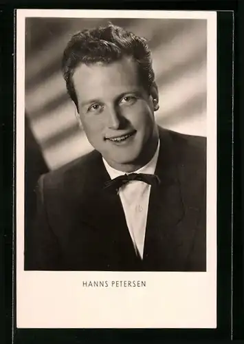 AK Schauspieler Hanns Petersen lächelnd im Anzug