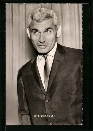 AK Schauspieler Jeff Chandler im Anzug