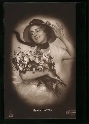 AK Schauspielerin Henny Porten mit Hut und Blumen