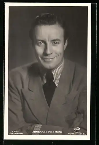 AK Schauspieler Johannes Heesters lächelnd im Anzug