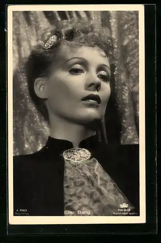 AK Schauspielerin Ellen Bang ernst blickend