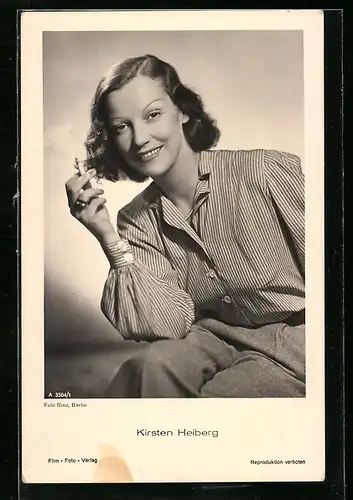 AK Schauspielerin Kirsten Heiberg lächelnd mit einer Zigarette