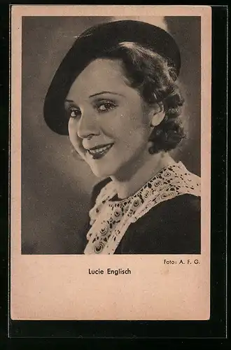 AK Schauspielerin Lucie Englisch lächelt