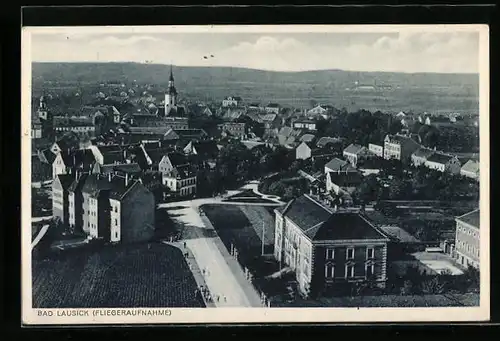 AK Bad Lausick, Teilansicht mit Strassenpartie, Fliegeraufnahme