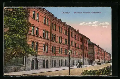 AK Landau, Alte Infanterie-Kaserne mit Strassenpartie