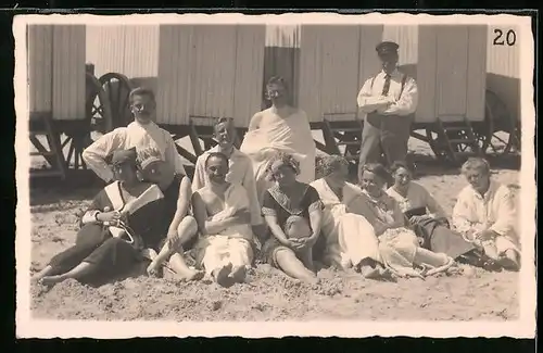 Foto-AK Timmendorfer Strand, 1921, Badegäste vor den Umkleidekabinen im Sand sitzend