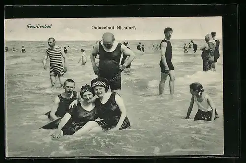 AK Niendorf / Ostsee, Badegäste im Familienbad