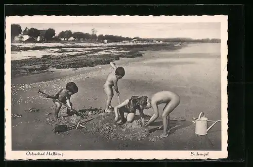 AK Haffkrug / Ostseebad, Badeengel buddeln am Strand