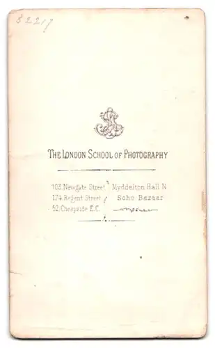 Fotografie The London School of Photography, London, 52 Cheapside E.C., Portrait schöne Frau mit Brosche am Blusenkragen