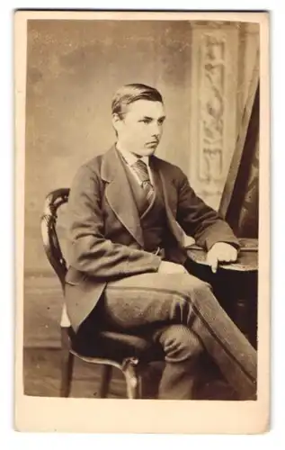 Fotografie The London School of Photography, Islington, Cheapside 52, Portrait junger charmanter Mann im Anzug