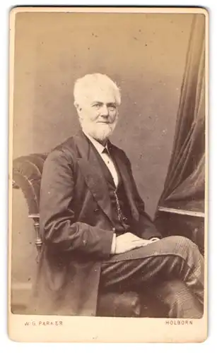 Fotografie W. G. Parker, Holborn, 45 High Holborn, Portrait stattlicher Herr mit grauem Bart und Haar