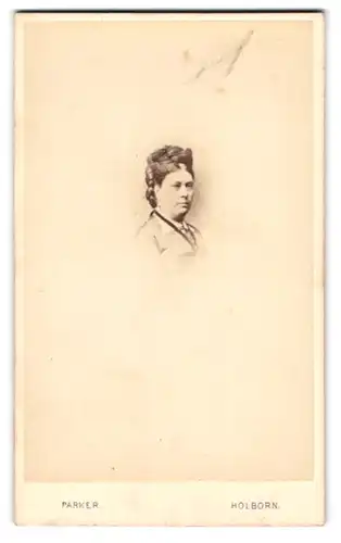 Fotografie W. G. parker, Holborn, 40 High Holborn, Portrait brünette Schönheit mit Flechtdutt