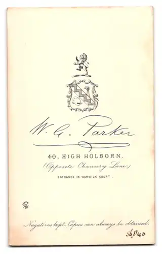 Fotografie W. G. Parker, Holborn, 40 High Holborn, Portrait brünette Schönheit mit Dutt im prachtvollen Kleid