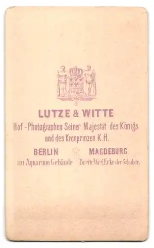 Fotografie Lutze & Witte, Magdeburg, Schulstrasse, Portrait schönes Mädchen mit Brosche am Kleiderkragen