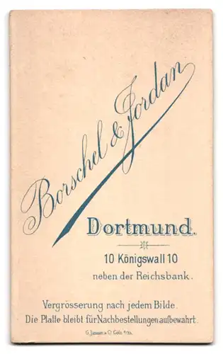 Fotografie Borschel & Jordan, Dortmund, Königswall 10, Portrait einer elegant gekleideten Frau