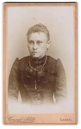 Fotografie Conrad Seldt, Cassel, Untere Carlstr. 1, Portrait bildschöne junge Frau mit Brosche und Halskette