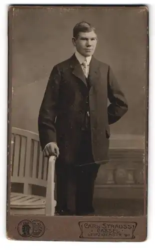 Fotografie Carl Strauss, Cassel, Leipzigerstr. 17, Portrait stattlicher junger Mann im Anzug