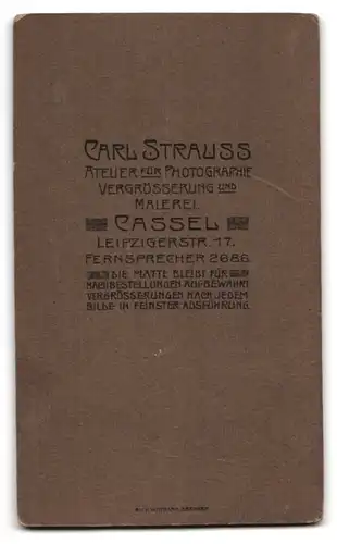 Fotografie Carl Strauss, Cassel, Leipzigerstr. 17, Portrait stattlicher junger Mann im Anzug