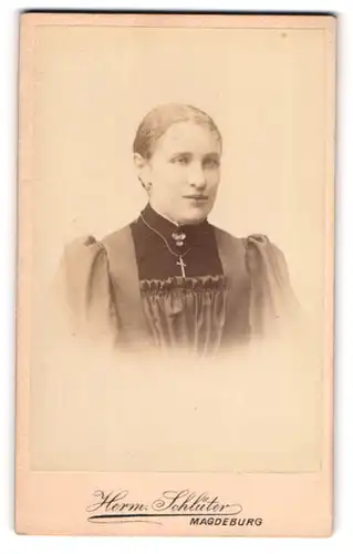 Fotografie Herm. Schlüter, Magdeburg, Breite Weg 165, Portrait charmantes Fräulein mit Brosche und Halskette