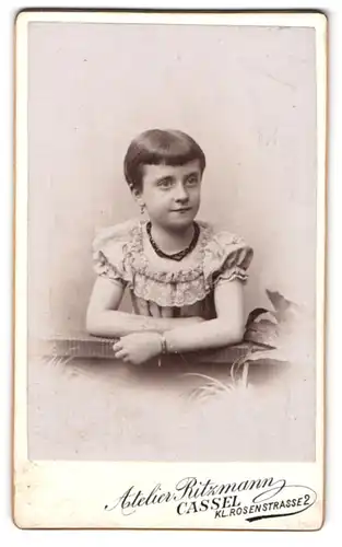 Fotografie Atelier Ritzmann, Cassel, Kl. Rosenstr. 2, Portrait hübsches Mädchen mit Ohrschmuck im Kleid