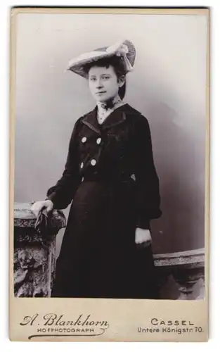 Fotografie A. Blankhorn, Cassel, Untere Königstr. 70, Portrait Dame elegant mit Hut im Kleid