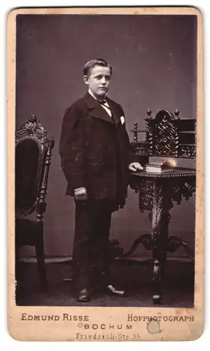Fotografie Edmund Risse, Bochum, Friedrich-Str. 35, Portrait blonder Bube im eleganten Anzug