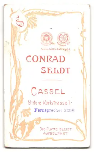 Fotografie Conrad Seldt, Cassel, Untere Karlstr. 1, Portrait schönes Fräulein in prachtvoller Bluse