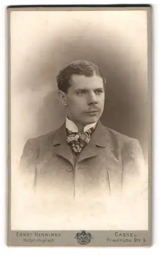 Fotografie Ernst Hennings, Cassel, Friedrichs-Str. 9, Portrait Philipp Kirchhof elegant im Jackett