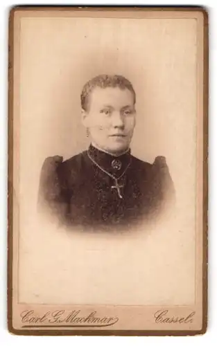 Fotografie Carl G. Machmar, Cassel, Untere Königstr. 63, Portrait schöne Frau mit Brosche und Halskette