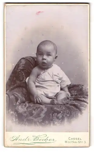 Fotografie Andr. Becker, Cassel, Moltke-Str. 3, Portrait süsses Baby im weissen Hemdchen