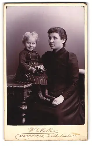 Fotografie W. Müller, Magdeburg, Tischlerbrücke 34, Portrait stolze Mutter elegant im Kleid mit süsser blonder Tochter