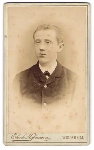 Fotografie Eberh. Hofmann, Windsheim, Rothenburger Beigasse, Portrait blonder junger Mann im Jackett